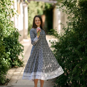 Vestido Ikat Haima Tejido a Mano, Largo hasta la Pantorrilla, Estilo Bohemio, Gris Blanco, Algodón Puro, Informal, para Uso Diario - Product Image 1