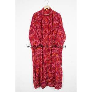 Vente en gros de sari en soie vintage, kimono, robe longue, design élégant de couleur rouge, robe longue d'été, robe kimono bohème indienne - Product Image 4