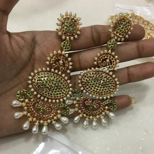 Personnalisez vos boucles d'oreilles dorées avec des pierres multicolores, des embellissements en perles et un travail complexe en Kundan |   Bijoux de mariée traditionnels - Product Image 1