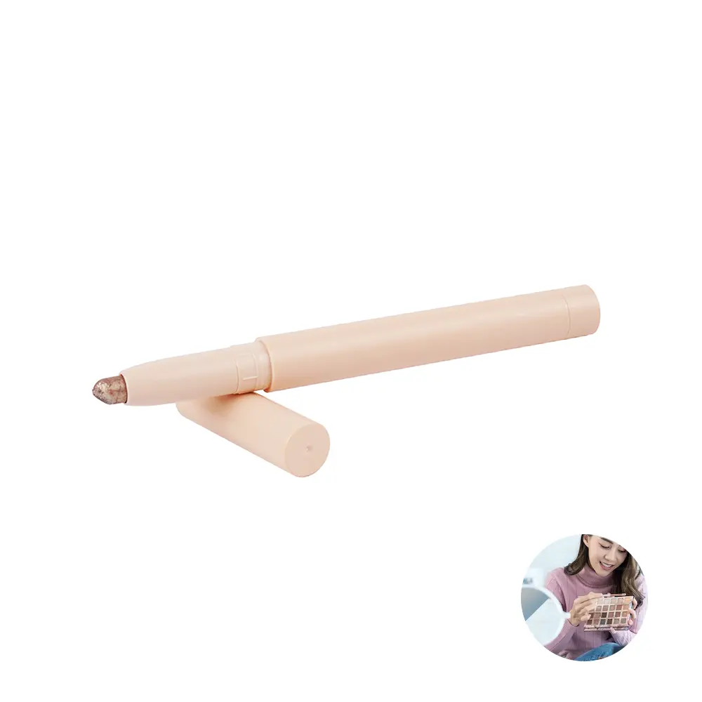 I cosmetici più venduti hanno una matita per ombretti liscia per provare un ombretto alato per un effetto cat-eye