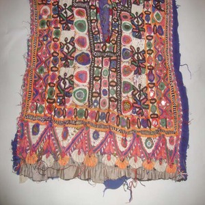 Blusa Baloch Vintage Tribal Banjara con Bordado en el Cuello, Apliques con Espejos, Parches de Algodón con Diseño Floral, Manga Corta, para Bodas - Product Image 3