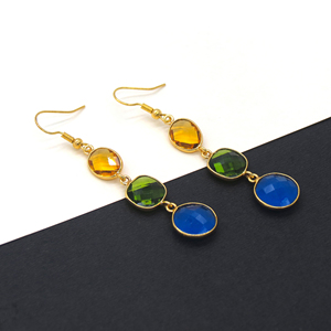 Boucles d'oreilles pendantes bohèmes faites à la main avec fleurs et pierres précieuses multiples |   Citrine, péridot, bleu encre, calcédoine |   Plaqué or 18 carats sans nickel - Product Image 3
