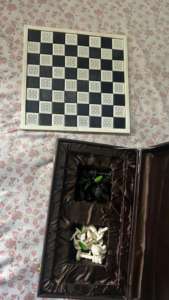 Juegos de ajedrez portátiles de madera en bruto tallados a mano de lujo hechos a medida, piezas de ajedrez artesanales de origen ético, tablero diseñado por coleccionista - Product Image 4