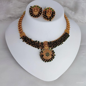 MOTIPEARL & LAXMI ÚLTIMO CONJUNTO DE JOYERÍA DEL TEMPLO DEL SUR DE LA INDIA TRADICIONAL Y DE MODA Y GARGANTILLA COLLAR DEL SUR CONJUNTO DE PENDIENTES LAXMI REDONDO - Product Image 1