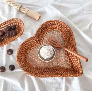 Nouveau design Ensemble de 5 plateaux de petit-déjeuner festonnés en rotin naturel au design personnalisé Plateau de service en rotin fait à la main d'Inde - Product Image 4