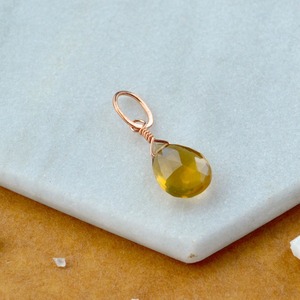 Pendentif en quartz citrine en forme de larme, pierre de naissance de novembre, pierre précieuse jaune, plaqué or, charme délicat fait à la main, bijoux - Product Image 2