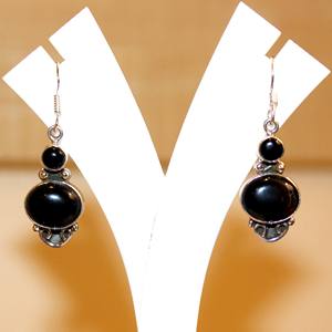 Boucles d'oreilles pendantes ethniques en argent sterling 925 de forme ovale fabriquées à la main au Népal pierres de cristal de guérison en onyx noir - Product Image 4