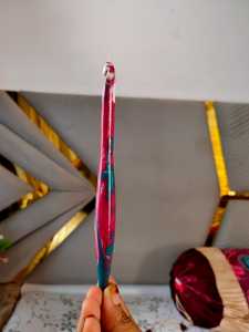 ตะขอโครเชต์เรซิ่นสีชมพูพร้อมเกลียวแวววาวเหมาะสำหรับการขายโดยร้านถักนิตติ้ง - Product Image 6