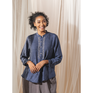 Camisa Formal de Satén para Mujer APA, Tejida a Mano, Azul, Bordada con Patrón Floral de Leopardo, Talla XL, Estilo Formal de Oficina, con Encaje - Product Image 2