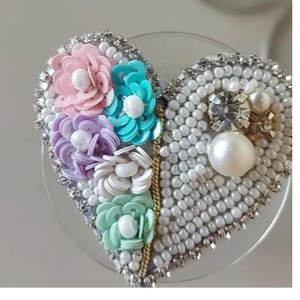 Pinzas para el pelo con cuentas y lentejuelas con temática de corazón hechas a medida, ideales para reventa en tiendas de accesorios para el cabello, adecuadas para reventa - Product Image 1