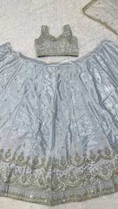 Lehenga Choli magnifiquement brodé avec dupatta, très demandé, pour les cérémonies traditionnelles de Puja, disponible à prix d'exportation - Product Image 4