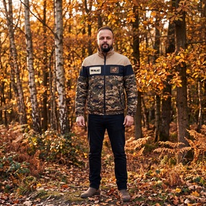 Veste coupe-vent camouflage personnalisée pour homme, motif numérique forêt, blocs de couleur, col montant, polyester effet peau de pêche, patch brodé - Product Image 3