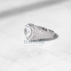 Precioso anillo de moissanita con corazón helado de Plata de Ley 925 Deslumbrante lujoso y elegante con diamantes redondos - Product Image 3