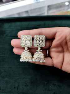 Boucles d'oreilles Jhumki plaquées or Parures de boucles d'oreilles légères en alliage de zinc pour mariage traditionnel Tendance et élégant - Product Image 2