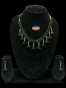 Ensemble de collier en argent de qualité supérieure pour femme avec pierres AD inversées et accents de perles parfait pour les amateurs de bijoux de mode - Product Image 2