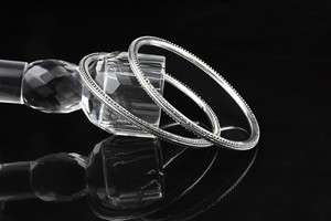 Magníficos Brazaletes Unisex de Plata Oxidada con Forma de Corazones Negros Plateados, Estilo Bohemio Cristiano, para Boda - Product Image 3