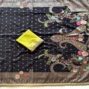 Sari VASTRA COTTAGE Premium de Khadi Georgette con Borde Meenakari Butta, Tejido con Pallu Rico, Sari Teñido a Mano con Blusa en Contraste - Product Image 2