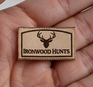 Etiquetas de algodón y poliéster tejidas de tafetán de satén de Damasco personalizadas ecológicas de alta calidad para ropa, ropa deportiva y uniformes de moda - Product Image 4