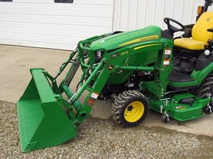 Tracteur utilitaire compact John Deere 25 CV 4x4 à transmission par engrenages, vert, avec chargeur frontal et pelle arrière pour usage en jardinage - Product Image 4