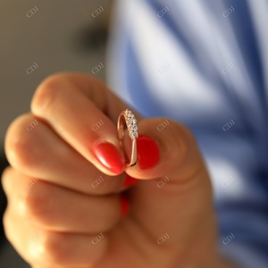 Dainty แหวนแต่งงาน,แหวนแกะสลักสีโรสโกลด์18K ได้รับการรับรองจาก Moissanite หินทรงกลม5เม็ดดีไซน์เครื่องประดับทำด้วยมือ - Product Image 6