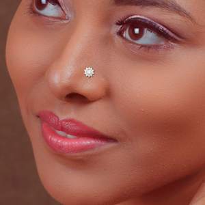 Avarta Fine Piercing Jewelry Sparkle Flora Diamond Nose Stud Élégant et éblouissant - Product Image 1