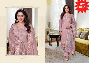 Matériau de rayonne en soie viscose pure Maheshwari avec séquences de broderie et travail miroir en vente en ligne - Product Image 5