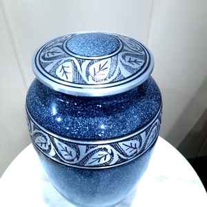 Urna de cremación de Metal de estilo americano azul hecha a mano, diseño de hoja de plata, tarro de recuerdo de cenizas funerarias decorativas, exportador fabricado - Product Image 5