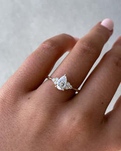 Bijoux en diamants de laboratoire certifiés en or jaune massif 18 carats Designer de luxe à la mode Ensemble de broches taillées en poire Bagues pour femmes à 3 griffes - Product Image 6