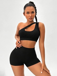 Ensemble actif pour femme : Crop top et short cycliste taille haute froncé aux fesses, design découpé flatteur, haute performance pour le yoga et la gym - Product Image 3