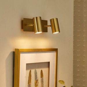 Applique murale de haute qualité en métal doré au design élégant créant une lueur luxueuse pour les intérieurs modernes et classiques - Product Image 3