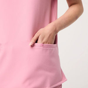 Uniforme médico esencial para mujer, diseñado para una apariencia limpia, comodidad transpirable y eficiencia durante las responsabilidades médicas diarias. - Product Image 4