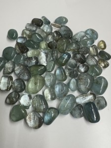 Venta al por mayor de cabujón aguamarina azul natural de formas mixtas con tratamiento pulido para la fabricación de joyas - Product Image 4