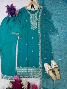 ชุดสلوارผ้าจอร์เจตต์เนื้อหนาแบบอินเดีย-ปากีสถาน งานปักลายแฟนซี กำลังเป็นที่นิยมสำหรับงานปาร์ตี้ งานแต่งงาน งานฮัลดี ชุดลำลองแบบดั้งเดิม - Product Image 2