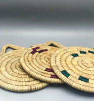 Ensemble de quatre sets de table marocains faits à la main, style bohème, en feuilles de palmier, avec pompons, parfait pour la décoration intérieure et la protection de table, toutes saisons
