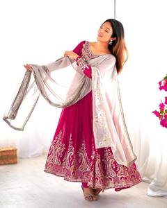 Fêtez cette occasion spéciale avec notre robe longue élégante à motifs volumineux, de la taille et de la couleur parfaites, avec dupatta contrastant. - Product Image 4