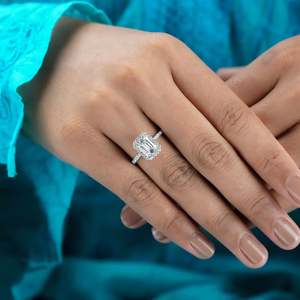Exquisito Anillo de Diamantes con Corte Esmeralda y Halo, con Engaste de Pavé Tipo Catedral - Certificado IGI - Product Image 6