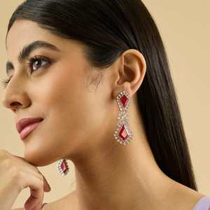 Boucles d'oreilles pendantes et clous en zircon, design géométrique tendance, en laiton plaqué or avec pierre principale en diamant, pour mariages et soirées - Product Image 1