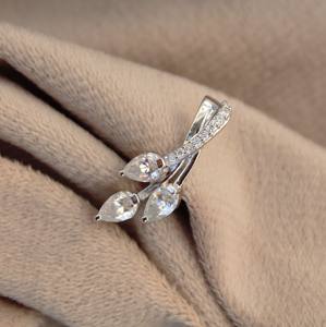 Pendentif et breloque Moissanite en argent sterling 925 en forme de poire Boucle à trois pierres Bijoux délicats légers - Product Image 3