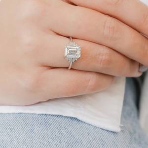Bague en diamant de laboratoire taille émeraude certifiée IGI Or blanc 14K 18K Bijoux de fiançailles Fabricant en gros - Product Image 4