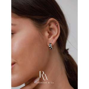 Orecchini a cerchio trendy a scacchiera bianchi e neri con zirconi CZ leggeri, placcati oro, anallergici - Product Image 3