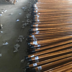 Escoba hecha a mano ideal para uso en interiores y exteriores - Product Image 1