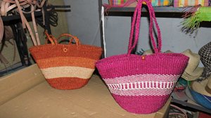 Fourre-tout en sisal de paille naturelle de Madagascar avec poignées en cuir de poche en raphia et fermeture à cordon de serrage Panier à main à motif rayé - Product Image 2