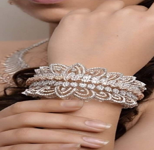 Magnifique bracelet large en laiton avec des motifs floraux symétriques en dentelle et pierres. Disponible à prix de gros. - Product Image 1