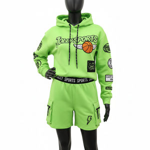 Conjunto de sudaderas con capucha y pantalones cortos tipo cargo de algodón y poliéster de 320 GSM para mujer, color verde neón, ropa deportiva con impresión de logotipo personalizado para mujer - Product Image 4