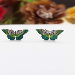 Boucles d'oreilles clous papillon en émail vert pour femmes - Acier inoxydable, bijoux de fête romantiques, légers et élégants - Product Image 1