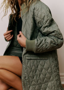 Veste longue matelassée élégante et durable en diamant pour femmes Veste à capuche en tissu résistant à l'eau de haute qualité avec logo personnalisé - Product Image 4