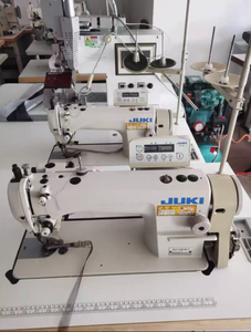 Máquina de coser industrial de puntada recta Juki DU-1181N-7 usada - Una aguja, alimentación superior e inferior, pie de arrastre, marco de acero, mango de plástico - Product Image 2