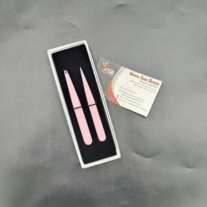 Pince à sourcils rose bébé souple avec logo personnalisé Embouts pointus inclinés en acier durable pour une mise en forme efficace des sourcils - Product Image 2