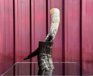 Corne à boire Viking faite à la main avec support corne naturelle Floki inspiré tasse d'hydromel médiévale cadeau nordique Koi décor rustique. - Product Image 4