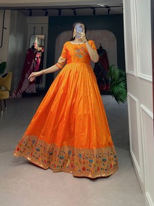 ชุด anarkali ที่ไม่ซ้ำกันเทศกาลที่สร้างขึ้นในผ้าไหมหรูหราด้วยการออกแบบลวดลายสีทองที่สามารถเข้าถึงได้ในราคาที่เหมาะสม - Product Image 5